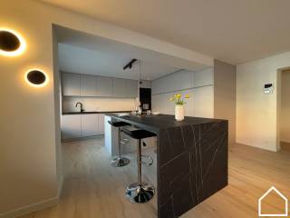 Mooi recent (2024) gerenoveerd en ruim appartement (bewoonbare oppervlakte ±132 m²) met 3 slaapkamers en een zonnig terras.<br />Mogelijkheid tot aankoop garage op 300m.<br /><br />Bekijk ook onze vastgoedvideo via deze link: https://youtube.com/embed/oqJWSHvvE2g<br /><br />Indeling<br />Via het inkomportaal met ruimte voor een grote vestiairekast betreedt u de lichtrijke leefruimte met zithoek (26 m²) en aansluitend een moderne, open keuken (19,5 m²). De keuken is uitgerust met een kookeiland, ruime opbergkasten en kwalitatieve SMEG-toestellen.<br />Verder beschikt het appartement over een praktische wasberging (4 m²), een apart toilet en een stijlvol ingerichte badkamer (7 m²) met inloopdouche, dubbele lavabo en ingemaakte kasten.<br />Achteraan bevinden zich drie volwaardige slaapkamers (16,6 m² – 14 m² – 13 m²) die allen toegang bieden tot een ruim zuidgericht terras van ca. 15 m².<br /><br />Troeven<br />• EPC-label B<br />• Asbestveilig<br />• Conforme elektrische installatie<br />• Recente en kwalitatieve renovatie (2024)<br />• Moderne afwerking<br />• Alle ramen vernieuwd met aluminium profielen en hoogrendementsbeglazing<br />• …<br /><br />Ook uitstekend geschikt als investering. <br /><br />