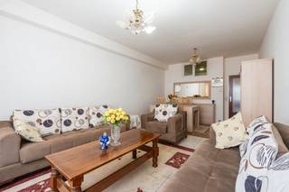 <h3><span>Ruim 2-slaapkamerappartement nabij Park Spoor Noord</span></h3><p><span>Dit op te frissen 2-slaapkamerappartement geniet van een uitstekende ligging in een bruisende buurt van Antwerpen, op een steenworp van Park Spoor Noord. Dit populaire stadspark biedt volop ruimte voor ontspanning, sport en recreatie en vormt een echte meerwaarde voor de omgeving.</span></p><p><span>Dankzij de centrale locatie bevinden winkels, scholen, restaurants en het openbaar vervoer zich op wandelafstand. Bovendien zorgen de vlotte verbindingen naar het stadscentrum en de belangrijkste invalswegen voor een uitstekende bereikbaarheid.</span></p><h2><span>Indeling</span></h2><ul><li><span>Centrale inkomhal die een vlotte toegang biedt tot alle ruimtes van het appartement.</span></li><li><span>Lichtrijke leefruimte met grote raampartijen en een aangename, open sfeer.</span></li><li><span>Volwaardige eerste slaapkamer van ca. 10 m², ideaal als slaapkamer, kinderkamer of bureau.</span></li><li><span>Apart gastentoilet.</span></li><li><span>Badkamer met lavabomeubel en douche in bad, klaar om naar eigen smaak te moderniseren.</span></li><li><span>Ruime tweede slaapkamer van ca. 15,5 m², perfect als master bedroom.</span></li><li><span>Praktische keuken voorzien van het nodige comfort en met rechtstreekse toegang tot het terras, waar je kan genieten van de buitenruimte.</span></li></ul>