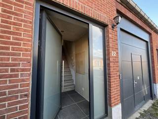 Deze woning, gelegen aan het rustige Vogeleinde in Wellen, biedt een uitzonderlijke combinatie van ruimte, mogelijkheden en reeds uitgevoerde kernrenovaties. 

Met een perceel van 16a70ca en een grote schuur tegen de woning is dit een ideale opportuniteit voor wie zoekt naar een eigendom met potentieel én toekomstwaarde.

Waarom deze woning een slimme keuze is:

- 16a70ca grond – zeer mooie perceelgrootte

- Grote schuur – perfect voor opslag, hobbyprojecten, zelfstandigen of uitbreiding

- Nieuwe ramen met dubbel glas – meteen energiezuiniger en onderhoudsarm

- Elektriciteit nagenoeg volledig vernieuwd – grote kost reeds achter de rug

- Volledig nieuw dak met isolatie– duurzame en veilige basis voor de toekomst

- Badkamer met nieuwe elementen – o.a. nieuw bad en modern kraanmeubel

- Rustige, landelijke ligging met vlotte verbinding naar het centrum, winkels en scholen

- Nieuwe sectionale poort


De ideale woning voor renoveerders met visie

Binnenin is er nog werk, maar precies dat maakt deze woning zo aantrekkelijk voor wie graag volledig naar eigen smaak afwerkt, zonder te moeten starten van nul. Met deze vernieuwde basisstructuur zijn al belangrijke investeringen gebeurd.

Troef voor investeerders of gezinnen

Dankzij het grote perceel, de schuur en de reeds uitgevoerde renovaties is dit pand een sterke keuze voor zowel eindgebruikers als investeerders. Het biedt een uitstekende fundering om een waardevolle gezinswoning met meerwaarde te creëren.