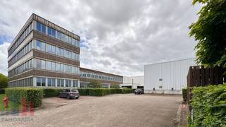 Industrial building with 158 to 2,332 m² of office space (storage optional).<br />Located in Satenrozen, easily accessible via the E19, 20 minutes from Antwerp and 30 minutes from Brussels.<br /><br />The office spaces are finished with tiles and carpet for added comfort.<br />Storage space available from 1,316 to 11,730 m², with a clear height of 4 to 8 meters and a floor load capacity of up to 5 tons/m², ideal for storage and heavy equipment. For smooth logistics, sectional doors and loading/unloading docks are available.<br /><br />The property offers ample parking, including charging stations for electric vehicles, as well as catering and cafeteria facilities for staff.<br /><br />Contact<strong> PANORAMA B2B</strong> for further information, plans, or a non-binding site visit: <strong>0477 07 30 30.</strong>