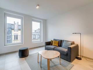 <p>Quares - TREVI Groep presenteert :<br /><br />Gezellig nieuwbouw appartement met 1 slaapkamers en terras met zicht op het park!<br /><br />Het appartement bevindt zich op de derde verdieping van dit nieuwbouwcomplex via de lift en/of trap. U komt binnen via de leefruimte met open keuken. Deze beschikt over zeer veel lichtinval dankzij de grote raampartijen. De keuken biedt alle comfort, namelijk: ijskast met diepvriesvak, vaatwasser, combi-oven en een keramisch kookvuur. Naast de keuken is er een berging met aansluiting voor wasmachine en droogkast. Het terras heeft zicht op het park. De slaapkamer is gescheiden van de leefruimte met een muur. De badkamer is voorzien van een douche, een lavabomeubel en een toilet. <br />Het appartement is gebouwd volgens de BEN principes (Bijna EnergieNeutraal), dit wil zeggen dat het appartement zeer weinig energie verbruikt voor verwarming, ventilatie, koeling en warm water. Hierdoor heeft u een lage energiefactuur.<br /><br />Er is een mogelijkheid om een parking te huren aan 100 euro/maand.<br />De provisie voor de gemeenschappelijke kosten bedraagt €95/maand.<br />Huurwaarborg: 3 maanden huur<br />Minimum duur huurovereenkomst: 3 jaar<br />Dit appartement kan door een vennootschap gehuurd worden.</p>