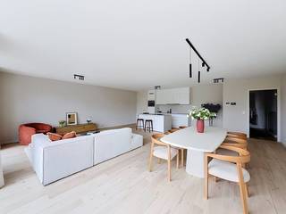 Dit prachtige, instapklare nieuwbouwappartement bevindt zich op een toplocatie vlak bij het bruisende centrum van Vichte, met alle voorzieningen, winkels en openbaar vervoer op wandelafstand. Het appartement biedt twee comfortabele slaapkamers en een lichtrijke leefruimte met open keuken. Geniet optimaal van de zon in de ruime, zuidgerichte tuin met terras. Er is een performante lucht-water warmtepomp en uitstekende isolatie voorzien, wat resulteert in een lage energiefactuur. Zoekt u een energiezuinig en hoogwaardig afgewerkt appartement? Dan is dit uw kans! INDELINGInkomhal - lichtrijke leefruimte met open keuken - zuidgerichte tuin met terras - berging - slaapkamer 1 - slaapkamer 2 - badkamerALGEMEEN- Autostaanplaats verplicht bij te kopen- Warmtepomp (lucht - water)- Ventilatie DDisclaimer: De AI-visualisaties zijn bedoeld als inspiratie. Er werd geen rekening gehouden met technische specificaties, stedenbouwkundige voorschriften of de concrete mogelijkheden tot realisatie.