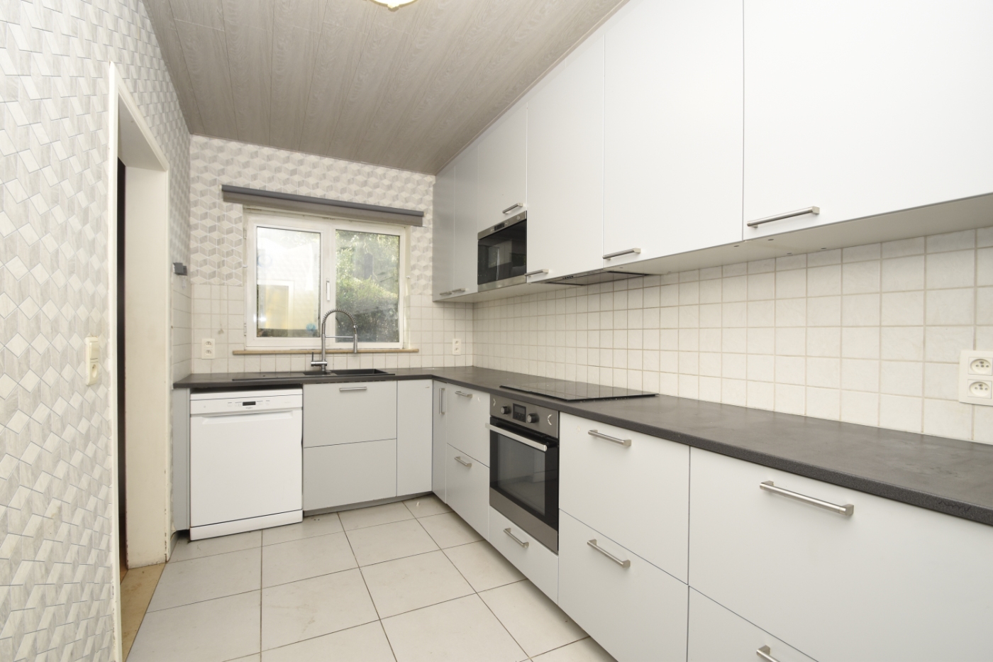 Zeer ruim gelijkvloersappartement met tuin en garage - foto 4