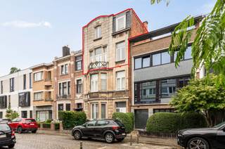 Ruime duplex met dakterras in het hart van de Pulhofwijk<br /><br />Wonen in stijl, ruimte en rust, midden in één van Berchems meest gegeerde wijken. Dit duplex-appartement op de 2de en 3de verdieping in de Rysheuvelsstraat combineert authentieke charme met hedendaags wooncomfort en biedt alles wat een moderne stadswoning nodig heeft: royale leefruimtes, drie slaapkamers, een groot dakterras en een uitstekende ligging. <br /><br />Eerste niveau (±100 m²)<br />Binnenkomen doe je in de privéhal op de tweede verdieping. De ruime leefruimte ademt karakter dankzij de authentieke houten vloeren en indrukwekkende plafondhoogte van 3 meter en 30 cm, een luxe die je in nieuwbouw zelden aantreft. Grote raampartijen zorgen voor een overvloed aan natuurlijk licht en geven de ruimte een luchtige openheid.<br />De volledig geïnstalleerde keuken is zowel functioneel als goed uitgerust: veel kastruimte, een ingebouwde oven, vaatwasser en koelkast met ingebouwde diepvrieslade. Er is een aparte, ruime wasplaats met gastentoilet. Op dit niveau bevindt zich ook een veelzijdige kamer die dienst kan doen als extra slaapkamer, thuiskantoor, speelkamer of hobbyruimte. Tot slot zijn er twee kleine balkonnetjes om even buiten te ademen.<br /><br />Tweede niveau (±64 m²)<br />De master bedroom (18 m²) beschikt over een aparte lavabo en airconditioning. De tweede slaapkamer (17 m²) is eveneens voorzien van airconditioning. De badkamer is uitgerust met een bad, een douche-in-bad en een WC. <br />De blikvanger van de woning is het grote dakterras van 25 m² op de bovenste verdieping. Het terras biedt een prachtig uitzicht over de daken van de Pulhofwijk. De noordwest-oriëntatie zorgt voor aangename namiddagzon en avondlicht.<br /><br />Praktisch & financieel<br />Bij de woning hoort een privatieve, droge kelder van 17 m². Het gebouw telt slechts drie woonunits, wat een kleine en overzichtelijke mede-eigendom garandeert. Er zijn geen syndicuskosten, enkel een blokpolis is van toepassing, wat de maandelijkse lasten bijzonder laag houdt.<br /><br />Kijkweekend 27-28/6. <br />