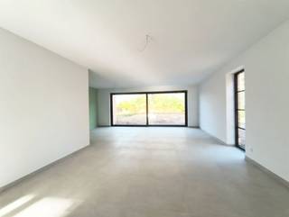 <p><span>Ligging<br /></span><span>/ aangename en rustige woonlocatie<br />/ goede bereikbaarheid<br />/ praktische ligging ten opzichte van winkels, scholen en andere dagelijkse voorzieningen<br /><br /></span><span>Indeling<br /></span><span>Via de inkom aan de voorzijde van de woning kom je binnen. <br />Hier is ook een gastentoilet met handwasser en de trap naar de eerste verdieping.<br />De ruime leefruimte heeft een supergrote raampartij met subliem zicht op de achtertuin.<br />De keuken bevindt zich aan de straatkant en is volledig ingericht. <br />Aansluitend is er een praktische berging.<br />Op de verdieping bevinden zich 3 ruime slaapkamers, een badkamer met ligbad en douche, een apart toilet en nog een extra badkamer met douche.<br />Via een vaste trap is de zolderverdieping bereikbaar, die bijkomende ruimte en mogelijkheden biedt.<br />Het terras en de tuin (in aanleg) worden een aangename plek om te ontspannen en gezellig buiten te vertoeven. <br />Volledige omheining wordt nog voorzien.<br />De carport biedt een oplossing voor het parkeren van uw wagen en fietsen (en wordt ook nog deels afgesloten).<br />Voor de woning is nog extra parkeermogelijkheid.<br />Een zorgeloze start is verzekerd: de woning is tot in de puntjes afgewerkt en met een fris geschilderd interieur.<br /><br /></span><span>Huurprijs<br /></span><span>1.450 euro/ maand<br /><br /></span><span>Extra<br /></span><span>/ met zonnepanelen<br />/ verwarming met warmtepomp<br />/ ventilatiesysteem<br />/ EPB Nieuwbouw<br /><br /></span><span>Vrij<br /></span><span>1 november 2026<br /><br /></span><span>Bezoek<br /></span><span>Gelieve 'jouw huurprofiel' hieronder in te vullen om een aanvraag voor bezoek te doen.<br /><br /><br /></span></p>
