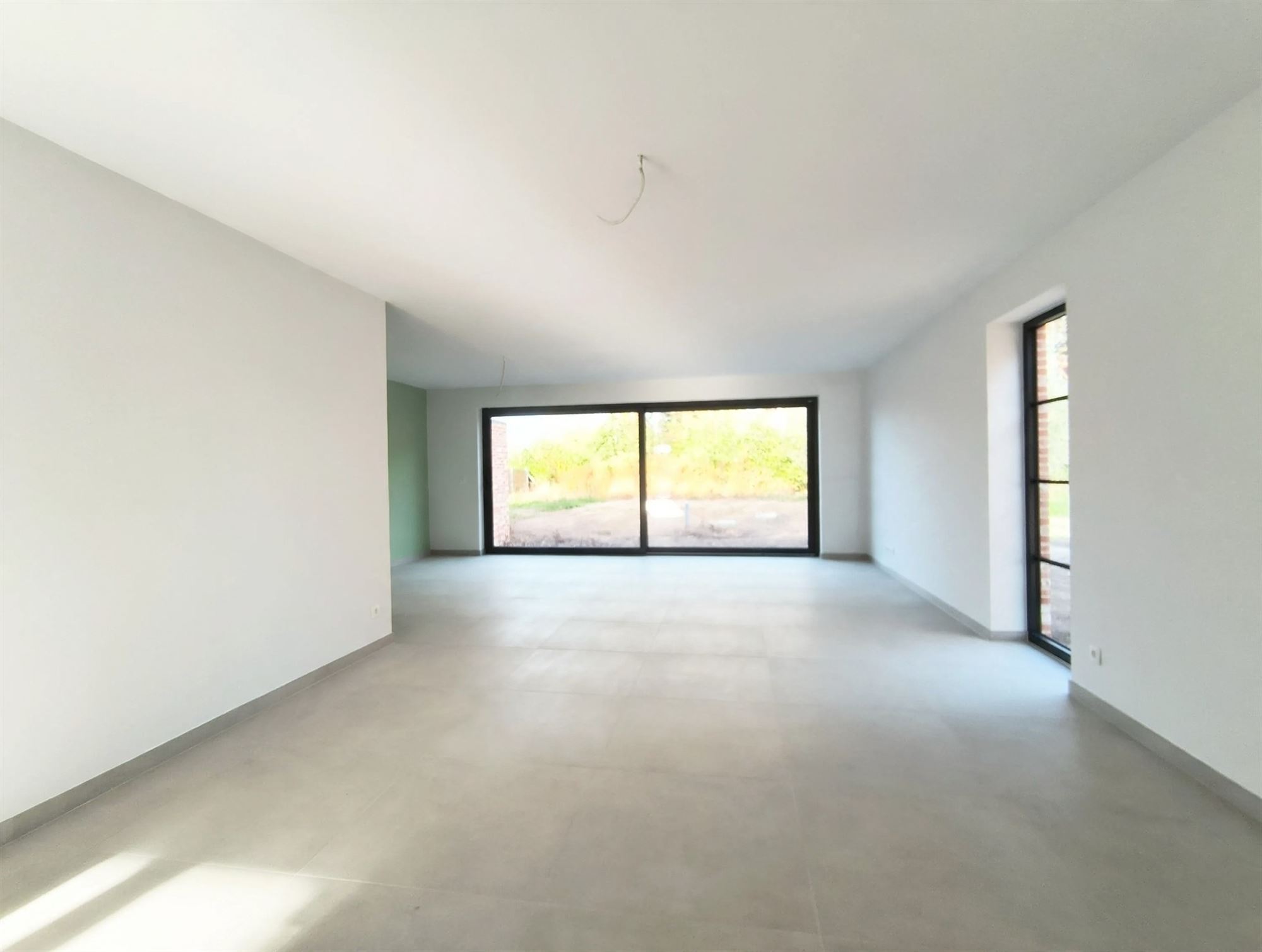 Gloednieuw wooncomfort in deze woning met 3 slaapkamers, terras, tuin en carport. - foto 3