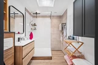 Deze rijwoning in Tienen heeft al het potentieel wat je nodig hebt voor een comfortabele en gezellige thuis. De woning beschikt over een ruime leefruimte, aansluitende keuken en badkamer op gelijkvloers. Op de eerste verdieping vinden we 2 slaapkamers terug en een luik naar de zolder waar nog potentieel ligt voor een extra ruimte. De woning is deels gerenoveerd, de gelijkvloers is alvast gerenoveerd alsook 1 van de slaapkamers. Alle materialen om de woning verder af te werken zijn reeds voorzien en inbegrepen bij de aankoop!!! Er is ook een parkeermogelijkheid voorzien voor deze woonst. Kortom, deze woning in Tienen is een ideale keuze op een ideale locatie. Alle voorzieningen zoals school, supermarkt, bushalte, station, .. liggen allemaal op ideale afstand.