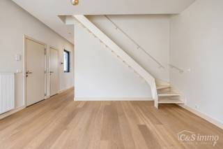 Ontdek dit knappe en lichtrijke duplexappartement in het hart van Sint-Andries, één van de meest geliefde buurten van Antwerpen. Gelegen in een rustige straat vlak achter de gezellige Sint-Andriesplaats, met leuke adresjes zoals Bar Pilon, Beestenbos en tal van winkels en horecazaken op wandelafstand.<br /><br />Op zoek naar een instapklaar appartement met ruimte, licht én de nodige privacy? Dan is dit duplexappartement zeker een bezoek waard.<br />Via een privatief trappenhuis, met een handige tussenverdieping die extra opbergruimte biedt, bereikt u het appartement. De ruime woonkamer op parket sluit mooi aan op de grote keuken en eetruimte. Aansluitend bevindt zich nog een praktische berging. Bij de inkom is bovendien een apart gastentoilet voorzien.<br />De trap brengt u naar de bovenverdieping, waar zich twee ruime slaapkamers bevinden. De master bedroom beschikt over ingebouwde kasten. Centraal ligt de badkamer, uitgerust met een bad-douchecombinatie, toilet en lavabo. Samen met de nachthal zorgt deze indeling voor een aangename scheiding en extra privacy tussen beide slaapkamers.<br />Een fietsenstalling is eveneens aanwezig.<br />Een ruim en lichtrijk duplexappartement op een rustige locatie, midden in het bruisende Sint-Andries.<br />Parkeren kan gratis zowel op straat als in de buurtparkings.
