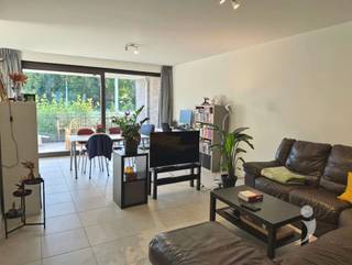 <p><span><br /><br />Appartement récent au rez-de-chaussée, bien situé. Cet appartement neuf est doté de finitions de haute qualité et d'une très faible consommation d'énergie grâce à sa norme stricte de niveau E. Le hall d'entrée comprend des toilettes. Ce dernier mène directement à la salle de bains, à la chambre à coucher et à l'espace de vie.</span></p><p><span><br /><br /><br /><br /><br /><br /><br />Cet espace de vie se prolonge par la cuisine qui donne sur une belle terrasse orientée à l'ouest. La cuisine dispose de nombreux espaces de rangement et d'appareils encastrés pratiques (plaque de cuisson, four multiple, hotte aspirante, lave-vaisselle, évier, réfrigérateur). Juste à côté de la cuisine, il y a un espace de rangement pratique avec une buanderie. Il y a une salle de bains avec un lavabo et une douche à l'italienne. Disponible immédiatement. l'avance sur les charges communes est de 50 euros par mois. le chauffage au sol se fait par le biais du chauffage central au gaz.<br /><br /><br /><br />L'appartement est hyper isolé tant au niveau des pertes de chaleur que de l'acoustique. l'éclairage et les tringles à rideaux seront fournis. un parking souterrain pour la voiture est prévu et il y a un abri à vélos commun. Intéressé ? programmez votre visite via notre site web ou contactez-nous à l'adresse info@immolivit.be</span></p>