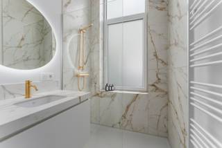 Ontdek Villa Cezanne, een project waarbij luxe en design samenkomen zonder in te boeten aan comfort. Dit high-end appartement is gelegen op de eerste verdieping en straalt werkelijk klasse uit. Bij het betreden springt onmiddellijk het maatwerk in combinatie met het witte marmer in het oog. Dit marmer keert dan ook terug in het ganse appartement. De woonkamer geniet van enorm veel lichtinval met als absolute eyecatcher de authentieke en goed bewaarde schouw die klasse uitstraalt. De marmeren keuken is hyper-uitgerust en beschikt over alle toestellen. Aansluitend aan de keuken vinden we de berging terug. De hall is voorzien van schitterend ingemaakte kasten en hier bevindt zich eveneens de technische ruimte . De 2 slaapkamers geven achteraan het appartement uit. De ene slaapkamer is voorzien van bureau in combinatie met een mezzanine zodat de ruimtes optimaal benut worden. De grote slaapkamer geeft eveneens uit op het terras zodat u telkens wakker wordt met uitzicht op het groendak. Het appartement beschikt over de modernste technieken en materialen, zo is er een ventilatiesysteem D aanwezig. Er is geen lift aanwezig waardoor de gemeenschappelijke kosten miniem zijn. Bent u op zoek naar een schitterend appartement op een absolute toplocatie? Zoek dan niet verder! Verkoop onder BTW-stelsel, verkoop onder registratie eveneens mogelijk!