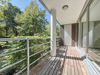 Instapklaar gelijkvloers appartement met twee terrassen. Het gebouw, ontworpen door de befaamde architect Jo Crépain, bevindt zich in een...