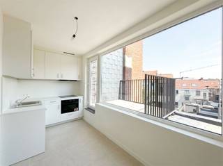 <p>Ce studio clé en main est très bien situé dans la Justitiestraat, une rue calme dans le quartier recherché d'Anvers 2018, à quelques pas du centre-ville et du quartier animé de Zuid avec de nombreux magasins, restaurants et transports en commun.</p><p>Le studio dispose d'un salon lumineux du côté de la rue. À l'arrière se trouve la cuisine entièrement équipée avec coin repas, qui s'ouvre sur une terrasse ensoleillée sur le toit, idéale pour profiter du calme et de la tranquillité.</p><p>La cuisine est équipée d'une plaque de cuisson électrique, d'un four combiné, d'un lave-vaisselle intégré et d'un réfrigérateur. La salle de bains luxueuse est équipée d'un lavabo, d'une douche et de toilettes.</p><p>Il y a également un grand débarras avec une plomberie pour un lave-linge et un sèche-linge.</p><p>Le chauffage est assuré par une pompe à chaleur économe en énergie, ce qui garantit un confort de vie agréable et une consommation d'énergie réduite.</p><p>En bref, un studio idéal pour ceux qui souhaitent un logement central et confortable.</p>