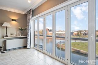 Located in the heart of Kortrijk, this beautiful apartment offers a perfect blend of comfort and style. With a beautiful living area of 111m²,...