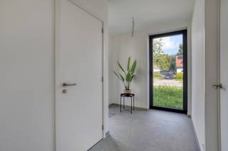 Ontdek deze instapklare nieuwbouwwoning in het hart van Sint-Job-in-’t-Goor – perfect afgewerkt, energiezuinig én onmiddellijk beschikbaar. U hoeft enkel nog te verhuizen!<br /><br />Slim ingedeeld en gebouwd voor de toekomst<br />Via de inkomhal met gastentoilet en aparte technische berging komt u in de ruime, lichtrijke leefruimte met open keuken. Dankzij het schuifraam geniet u van een vlotte overgang naar het zonnige terras en de private tuin — perfect voor gezinnen of levensgenieters. Op de eerste verdieping bevinden er zich drie volwaardige slaapkamers, waaronder een royale master met eigen dressing. De badkamer combineert comfort met moderne afwerking. Een privatieve garagebox is inbegrepen in de prijs. Aankoop van extra bovengrondse autostaanplaatsen is verplicht.<br /><br />Energiezuinig &amp; toekomstgericht wonen<br />Deze woning is bijna-energieneutraal (BEN) en uitgerust met hernieuwbare energiebronnen, duurzame materialen en slimme technieken. Dat betekent voor u: een gezond binnenklimaat, maximaal wooncomfort en een lage energiefactuur.<br /><br />Centrale ligging met alles op wandelafstand. Gelegen nabij de Brugstraat, in het hart van Sint-Job-in-’t-Goor. Winkels, scholen en openbaar vervoer liggen op wandelafstand — comfortabel wonen in een gezellige dorpsomgeving.<br /><br />Interesse? Contacteer ons voor een bezoek aan de woning en ontdek hoe snel u hier thuis kunt zijn!