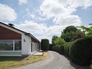 Deze solide jaren '60-woning ademt karakter en biedt een zee aan ruimte en potentieel.Gelegen op een royaal perceel, meer naar achter op het perceel...