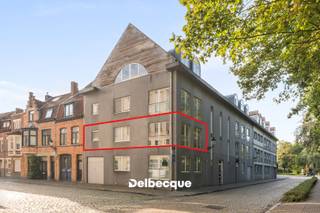Maak kennis met dit unieke hoekappartement gelegen op de eerste verdieping van een klassevolle residentie (bouwjaar 2003) palend aan de Brugse Vesten en met uitzonderlijk open zicht en discretie. <br />De locatie is subliem gelegen pal in het centrum, maar toch vlot bereikbaar met de wagen en dichtbij de invalswegen (expressbaan, E40...). <br /><br />Het hoekaspect in de leefruimte van dit appartement is uniek, vanuit deze eerste verdieping is het contact met de omliggende natuur fenomenaal. <br /><br />De indeling werd uiterst rationeel doordacht: inkomhal met gastentoilet, praktische berging/wasplaats met op maat gemaakte kasten, riante leefruimte (zithoek en eetplaats), halfopen keuken, 2 volwaardige slaapkamers die eveneens voorzien zijn van ingemaakte kasten, badkamer en een terras aan de achterzijde van het gebouw die volledig zuidgericht is. <br /><br />Tevens is er de mogelijkheid tot aankoop van een ondergrondse parkeerplaats voor € 40.000, - <br /><br />Contacteer ons snel voor een bezoek aan dit unieke appartement via info@delbecque.immo of 050 45 03 45