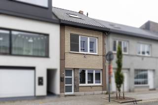 In het centrum van Bornem vind je deze gerenoveerde woning met drie slaapkamers, gezellige tuin en praktische stalruimte achteraan. Mogelijkheid om een garage te huren voor 55 euro per maand. Deze woning op een perceel van 244m² is ingedeeld als volgt: kelder, inkomhal, aangename woonkamer met aansluitend de volledige geïnstalleerde keuken, berging met toilet en aansluitingen voor wasmachine en droogkast. 1eV: nachthal, badkamer voorzien van alle comfort en master bedroom. 2eV: nachthal en 2 slaapkamers. Extra troeven: gezellige tuin met privacy, toplocatie in het centrum van Bornem, op wandelafstand van winkels, scholen, openbaar vervoer,... Zeker een bezoekje waard. Voor meer info of een bezoek bel gerust het nummer: 03/283.84.84 of mail naar christel@ax-quality.be Gvg/Wg/Gmo/Gvkr/Gvv EPC 239KWh/m² UC 2298462
