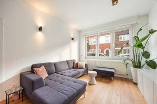 <p>Hier woon je letterlijk tussen de stad en het park – met het Rivierenhof op wandelafstand als jouw groene toevluchtsoord. Een ideale uitvalbasis voor professionals die kwaliteit zoeken.</p><p>Een ligging vol leven en gemak. Op de grens van Antwerpen en Borgerhout, met alles binnen handbereik: winkels, supermarkten, hippe koffieplekken, gezellige eetadresjes en openbaar vervoer voor de deur. De Antwerpse Ring en het Centraal Station zijn vlot bereikbaar – ideaal voor pendelaars of wie houdt van een goed verbonden stadse levensstijl.</p><p>•    Gemeubeld<br />•    Groene tuin<br />•    92 m² lichtrijke woonruimte<br />•    EPC-label C – elektriciteit conform</p><p>De open woonkeuken is het hart van het appartement, voorzien van moderne witte kasten, inbouwapparatuur en een functioneel keukeneiland dat naadloos aansluit bij de ruime zithoek. Natuurlijk licht stroomt binnen en creëert een aantrekkelijke, gastvrije sfeer. De houten vloeren geven het geheel warmte en karakter.<br />De walk-in closet met ingebouwde kastsystemen leidt naar de slaapkamer aan de rustige achterzijde. Aansluitend bevindt zich de luxe badkamer met inloopdouche die aanvoelt als een mini-spa.</p><p>Kers op de taart is de groene tun waar het zalig vertoeven is.</p><p>Interesse? <br />Gelieve uw gegevens in te vullen onderaan de advertentie bij de bezoekaanvraag op onze website www.sinjoor.be. De dossierverantwoordelijke zal nadien zo snel mogelijk contact met u opnemen.</p>