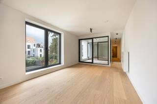 Gerenoveerd appartement met twee slaapkamers en terras te hartje Antwerpen!<br /><br />Op de tweede verdieping van een kleinschalig gebouw met slechts zes units bevindt zich dit volledig gerenoveerde en energiezuinig appartement. Een ideale woning voor wie op zoek is naar een instapklaar appartement met een moderne afwerking, praktische indeling en een aangename buitenruimte.<br /><br />Bij het binnenkomen komt u in de inkomhal die voorzien is van een apart gastentoilet en een praktische berging. Deze berging beschikt over de nodige aansluitingen voor wasmachine en droogkast.<br /><br />Vervolgens komen we in de aangename leefruimte met open keuken voorzien van de nodige toestellen. De open indeling zorgt voor een ruimtelijk en gezellig geheel. Vanuit de leefruimte heeft u rechtstreeks toegang tot het terras van ca. 6m².<br /><br />Via de nachthal komen we bij de badkamer en de twee slaapkamers. De moderne badkamer beschikt over een inloopdouche met regendouchekop, een dubbele lavabo en een tweede toilet.<br /><br />De grootste slaapkamer heeft een oppervlakte van ca. 19m² en de tweede slaapkamer een oppervlakte van ca. 8m² <br /><br />Belangrijkste troeven: <br /><br />- Volledig gerenoveerd kleinschalig gebouw <br />- Energiegunstig - EPC-label B<br />- Aparte meters voor alle nutsvoorzieningen<br />- Terras aanwezig<br /><br />92m² totale oppervlakte (cfr. EPC).<br /><br />Opmerking: de foto's tonen de huidige toestand van het appartement. De laatste fase van afwerking is momenteel nog lopende. Het appartement wordt volledig afgewerkt en instapklaar opgeleverd.<br /><br />Wenst u een bezoek of meer informatie? Dan kan u ons steeds contacteren via info@dvarealestate.be of via 03/297.00.00.