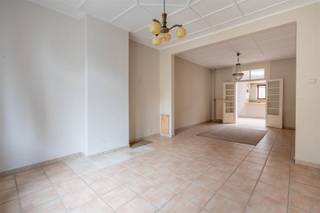 Century21ImmoNero stelt voor, deze verrassend ruime woning op wandelafstand van treinstation, centrum en Zoniënwoud en omvattende : Kelder. GV:...