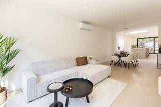 <p>Volledig gerenoveerde, lichtrijke, instapklare gezinswoning met EPC A.</p><p>Op zoek naar een woning waar comfort, energiezuinigheid en stijlvolle afwerking samenkomen?<br />Dan is deze volledig gerenoveerde woning absoluut een bezoek waard!</p><p>In 2026 werd deze woning van A tot Z vernieuwd.<br />Dak, gevels, buitenschrijnwerk, alle technieken en interieur werden volledig aangepakt met aandacht voor kwaliteit, duurzaamheid en wooncomfort.<br />Met een bewoonbare oppervlakte van 158 m², 3 ruime slaapkamers en een uitstekende EPC-score van 75 kWh/m² (label A), geniet u hier van het comfort van een volledig vernieuwde woning zonder renovatiezorgen.</p><p>De lichtrijke leefruimte sluit naadloos aan op de open keuken en de tuin met terras.<br />De moderne keuken is uitgerust met kwalitatieve toestellen (oven, combi-oven, vaatwasser, inductie-kooplaat, grote koelkast en Novy-dampkap) en een stijlvol keramisch werkblad in travertinlook.</p><p>De nieuwe ruime badkamer beschikt over een inloopdouche van 90x180cm, een ligbad, dubbele lavabo en een toilet.</p><p>Daarbovenop beschikt deze woning ook over zonnepanelen, vloerverwarming op het gelijkvloers, airconditioning zowel in de slaapkamers alsook in het salon, en een asbestvrij attest.</p><p>Indeling:</p><p>Gelijkvloers: inkomhal, leefruimte, eetkamer, open keuken, wasberging, koele berging, gastentoilet, droge kelder en tuin met terras.<br />Eerste verdieping: ruime master bedroom en volledig uitgeruste badkamer.<br />Tweede verdieping: twee volwaardige slaapkamers.</p><p>De woning bevindt zich in een rustige straat in het centrum van Schoten.<br />Winkels, scholen, horeca en openbaar vervoer liggen op wandelafstand.<br />Ook het Gemeentepark, Gelmelenpark en domein Vordenstein bevinden zich vlakbij.<br />En de Mobiscore van 8,8/10 geeft u een uitstekende bereikbaarheid en alle dagelijkse voorzieningen binnen handbereik.</p><p>Kortom een volledig vernieuwde energiezuinige woning waar u meteen kunt intrekken.<br />Verhuizen, uitpakken en genieten.</p><p>Contacteer ons vandaag nog voor een bezoek.</p><p>Geen immo aub!</p>