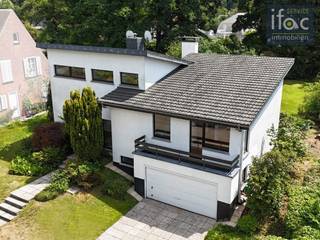 Fantastisch gelegen villa met heel veel lichtinval en een ruime volledig aangelegde Zuid-gerichte tuin. De woning bevindt zich op een toplocatie,...