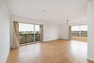 Locatie:
Gelegen op de Elisabethlaan te Berchem geniet dit appartement van een uiterst centrale en vlot bereikbare ligging. Openbaar vervoer, invalswegen en fietsroutes bevinden zich in de directe omgeving. Met een mobiscore van 9 op 10 is dit een ideale uitvalsbasis voor pendelaars. De Antwerpse binnenstad is vlot bereikbaar met de fiets. Voor ontspanning in het groen liggen het Nachtegalenpark, Park Den Brandt, het Middelheimpark en het Brilschanspark op korte afstand.
Indeling:
Op de 7de verdieping bevindt zich dit goed onderhouden appartement van 95 m². Via de inkomhal betreed je de lichtrijke leefruimte. Aansluitend bevindt zich de gesloten keuken. Verder beschikt het appartement over twee slaapkamers van 10 m² en 15 m², een badkamer, een apart gastentoilet. De terrassen zijn zuidoost en zuidwest gericht en bieden samen 23,5 m² buitenruimte.
Kelderberging en gemeenschappelijke fietsenberging aanwezig.
Troeven:
✓ Twee slaapkamers van 10 m² en 15 m².
✓ Twee ruime terrassen van samen 23,5 m² met ZO en ZW oriëntatie.
✓ Energiezuinig appartement met EPC label B.
✓ Mobiscore 9 op 10.
Technische gegevens:
Collectieve verwarming op gas. Aluminium ramen met dubbele beglazing. Elektriciteit conform en individueel.
Extra:
Gemeenschappelijke kosten en stedenbouwkundige inlichtingen in aanvraag.
Benieuwd naar de waarde van je woning? Vraag een gratis schatting aan via lex@bauwensvastgoed.be