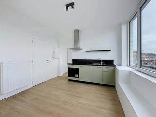 Ce studio attrayant et récemment rénové est situé dans le pittoresque Leiekaai, au deuxième étage. Ici, vous pouvez profiter d'une vue agréable et d'une lumière exceptionnelle tous les jours grâce aux grandes fenêtres.<br /><br />Le studio a été soigneusement rénové dans un souci d'aménagement efficace de l'espace et de confort contemporain. La nature ouverte de l'espace de vie crée une sensation d'espace où vivre, cuisiner et dormir se marient parfaitement. La cuisine moderne et la salle de bain séparée soignée rendent ce studio prêt à emménager.<br /><br />De plus, l'emplacement est un succès absolu : vous vivez dans un endroit calme au bord de l'eau, tandis que le centre-ville animé, l'emblématique Coupure et le parc verdoyant de la vallée sont accessibles à pied et à vélo.<br /><br />Disposition de la maison :<br /><br />Salon et chambre ouverts et lumineux - cuisine récemment installée - élégante salle de bain séparée avec douche, lavabo et toilettes