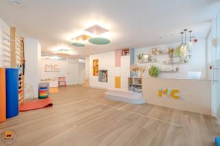 Dit commerciële kantoor is gelegen in een half open bebouwing in het centrum van Evergem. Tal van mogelijkheden tot openbaar vervoer, gratis...