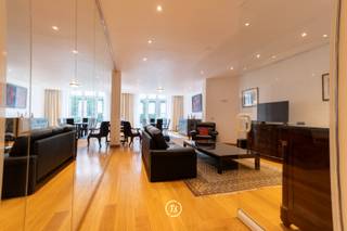 Gemeubeld appartement van 177 m² op de tweede verdieping van een gebouw met lift.Het bestaat uit een ruime woonkamer met een salon en eetkamer in...