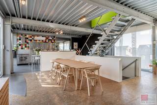 Unieke architectenwoning met stalen constructie en glazen achtergevel in Maasmechelen. Gelegen in een groene oase biedt deze woning een combinatie van luxe, moderne architectuur en duurzaamheid. De woning beschikt over flexibele indelingsmogelijkheden, inclusief de mogelijkheid tot 3 slaapkamers. Verder onderscheidt de woning zich door zijn volledig stalen constructie en een glazen achtergevel van circa 150 m², die een unieke verbinding creëert met de natuur.<br /><br />Woonoppervlak: 339 m²<br />Kelder + vliering: 134 m²<br />Perceel: 449 m²<br /><br />Bezichtig deze woning ook digitaal en 'loop' zelf door de woning. Kijk daarvoor op onze website of via:<br />my.matterport.com/show/?m=aGGyoHxzhsz<br /><br />INDELING<br /><br />Kelderverdieping: <br />- Ideale ruimte voor fitness, hobby's of een mogelijke 3e slaapkamer;<br />- Extra opslagruimte; <br /><br />Gelijkvloers:<br />- Inkomhal met imposante stalen schuifdeur; <br />- Gastentoilet en een complete badkamer met 2 wastafels en een douche; <br />- Ruime slaapkamer/ atelier (56 m²) met zicht op de tuin;<br /><br />1e verdieping: <br />- De woonkamer heeft toegang tot het terras via een groot schuifraam;<br />- Industriële keuken met 5-pit gasfornuis, oven, dubbele koelkast met vriesvak, dampkap, afwasmachine en airco;<br /><br />2e verdieping: <br />- Grote open ruimte met vliering en ruimte voor een dressing;<br />- Slaapgedeelte (56 m²) met zwevend bed en v.v. airco;<br />- Ensuite badkamer v.v. een douche, dubbele wastafel, toilet en aansluiting voor wasmachine en droogkast;<br />- Vliering met opslagruimte en CV-installatie; <br /><br />Tuin (NW): <br />- Verhoogd houten terras ter hoogte van de woonkamer; <br />- Tuin met twee vijgenbomen, kersenboom, Japanse esdoorn en perzikboom;<br />- Grasveldje met diverse beplanting;<br />- Afgesloten terrein met parkeerplaats voor vier auto's;<br /><br />Techniek:<br />- 30 zonnepanelen met groenestroomcertificaten;<br />- EPC label B;<br />- Verwarming via convectoren;<br />- Gascondensatieketel REMEHA + warmtepompboiler THERMOR recentelijk geplaatst in 2022;<br /><br />Energieprestatie en binnenklimaat (EPB-EPC)<br />Certificaat beschikbaar: ja<br />EPC certificaatnummer: 20220607-0001952356-RES-2<br />Berekende energiescore: (kWh/m²): 173, label B<br />Het certificaat is geldig tot en met: 07/06/2032<br />Elektrische installatie: conform<br /><br />Informatie stedenbouwkundige voorschriften:<br />STEDENBOUWKUNDIGE VERGUNNING: ja<br />MEEST RECENTE BESTEMMING: woongebieden<br />DAGVAARDINGEN UITGEBRACHT: nee<br />VOORKOOPRECHT OP DIT GOED: nee<br />VERKAVELINGSVERGUNNING: nee<br />WATERGEVOELIG OPENRUIMTEGEBIED: nee<br /><br />Overstromingsgevoelige gebieden:<br />Perceelscore of P-score: A<br />Gebouwenscore of G-score: A<br />Ligging in Signaalgebied: nee<br />Ligging in afgebakende oeverzone of afgebakend overstromingsgebied: nee<br /><br />A: geen overstroming gemodelleerd B: kleine kans op overstromingen onder klimaatverandering C: kleine kans op overstromingen D: middelgrote kans op overstromingen<br /><br />Beschermd erfgoed<br />GEÏNVENTARISEERD ERFGOED: nee<br />BESCHERMD ONROEREND ERFGOED: nee