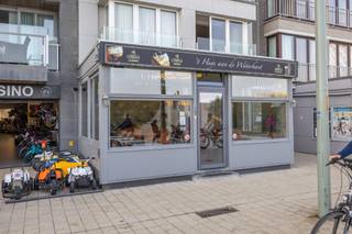 <span>Volledig ingericht handelspand met woonst op topligging vlakbij het nieuwe Casino. <br />Het pand is nog verhuurd tot 31/5/2027 en momenteel uitgebaat als café 'T huis aan de waterkant. <br />Indeling : handelszaak ingericht als café voorzien van ongeveer 40 zitplaatsen binnen en 16 zitplaatsen buiten, bar, keuken, toiletten, grote kelder. <br />Achtergelegen appartement bestaande uit : grote woonkamer, keuken, badkamer, toilet, 2 slaapkamers en ruim terras. Via het terras heeft men direct toegang tot de Leopoldlaan wat uiterst praktisch is voor leveringen. <br />Uitzonderlijk aanbod gezien oppervlakte ( 262m²) en ligging. <br />Mogelijkheid tot plaatsen van extra terras op de Zeedijk. Goed onderhouden gebouw met reeds vernieuwde voorgevel.</span>