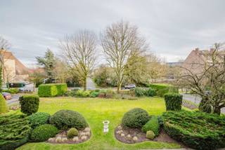 <strong>Location</strong><br /><br />Located on Putkapelstraat in Sint Denijs Westrem. Quiet location in a residential neighborhood on the edge of the historic city. Within walking distance of Maaltepark and the tram line to Sint Pieters Station, and close to the E40/R4 motorway entrance.<br /><br /><strong>Layout</strong><br /><br />The apartment is located on the first floor and comprises: a spacious living room with two south-facing balconies, a separate kitchen, an entrance hall with dressing room and guest toilet, a night hall, a bathroom with sink and bathtub, and a spacious bedroom with terrace.<br /><br /><strong>Advantages</strong><br /><br />- EPC B<br />- Cellar storage<br />- Bicycle storage<br />- Quiet location<br /><br />The common areas have been renovated in recent years: heating system, entrance hall with intercom, double high-efficiency glazing including mosquito screens, flat roofs with EPDM/PUR insulation, new concrete balconies, cornices, and gutters.<br /><br />For information and/or a visit, call Guillaume Delbecque at 0472/25.70.76.