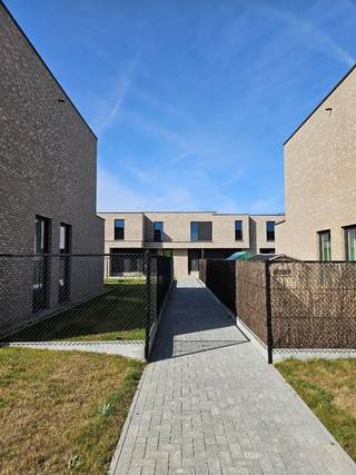 Ontdek de 2e fase van Hof ter Vichten, een kleinschalig woonproject waar modern wooncomfort, rust en een centrale ligging perfect samenkomen. Dit Eribo-project omvat 12 stijlvolle woningen, verdeeld over halfopen en gesloten bebouwingen, telkens met 3 ruime slaapkamers en een aangename, private tuin. <br /><br />4 woningen beschikken over een inpandige garage. 8 woningen beschikken over een privatieve carport met afsluitbare berging. De afgesloten tuinen zijn bovendien vlot bereikbaar via een aparte toegangsweg – praktisch én veilig.<br /><br />Binnen geniet je van een hoogwaardige afwerking, met onder meer aluminium buitenschrijnwerk, uitstekende thermische en akoestische isolatie en hedendaags wooncomfort. Dankzij zonnepanelen, een warmtepomp en vloerverwarming woon je niet alleen comfortabel, maar ook energiezuinig en klaar voor de toekomst.<br /><br />De verkoop is nú gestart, de werken zijn al volop bezig! Ontdek jouw nieuwe thuis in Hof ter Vichten! Voor meer info of een bezoek ter plaatse: contacteer ons via ben@eribo.be of 0488/942.643.