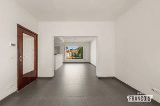 Op zoek naar een instapklare woning op een centrale locatie in Sint-Kruis? Deze charmante woning langs de Moerkerkse Steenweg combineert een uitstekende bereikbaarheid met hedendaags wooncomfort.<br /><br />De woning werd gerenoveerd in 2014 en beschikt over een EPC-label C en conforme elektriciteit. De centrale ligging zorgt voor een vlotte verbinding met Brugge en de nabijheid van winkels, scholen en andere voorzieningen.<br /><br />Op het gelijkvloers vindt u een gezellige leefruimte met eetplaats, een praktische keuken, gastentoilet, kelder en toegang tot de aangename tuin. De garage achteraan is een bijzonder mooie troef op deze locatie.<br /><br />De eerste verdieping omvat twee ruime slaapkamers en een badkamer met inloopdouche. Op de tweede verdieping bevindt zich een derde slaapkamer en een technische ruimte die ook als bergruimte kan worden gebruikt.<br /><br />Een comfortabele, instapklare woning met drie slaapkamers, tuin en garage, gelegen op een gegeerde locatie in Sint-Kruis. De woning wordt aangeboden met een vanafprijs, waarbij elk voorstel vanaf deze prijs wordt voorgelegd aan de eigenaars.<br /><br />Interesse? Plan nog vandaag uw bezoek met Demetrio via demetrio@immofrancois.be of 0474 90 37 80.<br /><br />