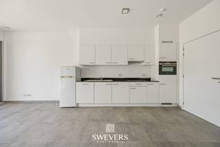 Recente serviceflat met terras, private berging én ondergrondse parking in Residentie Groenpark in Kortessem. Deze instapklare assistentiewoning werd gebouwd in 2020 en biedt 62 m² comfortabel woonoppervlak, volledig op het gelijkvloers. De professionele uitbating wordt verzorgd door de erkende zorginstelling Ocura, waardoor zelfstandig wonen wordt gecombineerd met beschikbare zorgondersteuning. Ook als investering is deze eigendom interessant: de huurprijs bedraagt momenteel gemiddeld ca. €727 per maand. Extra troeven zijn het privatieve terras, de zuidwestgerichte gemeenschappelijke tuin, ondergrondse parkeerplaats, private kelderberging en een uitstekende EPC-score van 83 kWh/m²/jaar. Ontdek alle foto's en info op www.swevers.be of plan uw bezoek via 012 699 900. Bron bewoonbare oppervlakte: EPC-verslag.