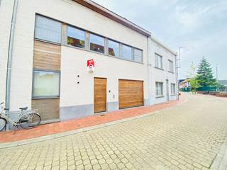 <strong>Woning met 3 slaapkamers en garage te koop in Geluwe<br /><br />Indeling:</strong><br />ruime garage, wasplaats, bureau/ kinderkamer, terras, berging<br />1ste verdiep: ruime living met inbouwcassette en open keuken<br />2de verdiep: 2 slaapkamers en badkamer<br />kelder<br /><br /><strong>pluspunten:</strong>
<ul><li>veel lichtinval</li><li>ingebouwde kasten</li><li>elektriciteit conform</li></ul>
Renovatieplicht