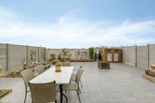 Dit appartement biedt een ruim bewoonbare oppervlakte van 136 m², een praktische indeling en een fantastisch terras.<br /><br />Met een zuidwestgericht terras van maar liefst 108 m² geniet u hier optimaal van de middag- en avondzon. Het terras is volledig omheind en voorzien van een praktische zonneluifel. Via het tuinpoortje wandelt u bovendien zo naar de garage en de fietsenberging.<br /><br />Binnen is het appartement hoogwaardig en functioneel afgewerkt:<br />- Woonkamer met airconditioning voor warme zomerdagen<br />- Keuken voorzien van Miele-toestellen en een Dovy-dampkap.<br />- Twee slaapkamers met massief eiken binnendeuren en ingebouwde kasten tot aan het plafond.<br />- Badkamer met een ligbad, een aparte douche en een dubbel lavabomeubel.<br /><br />Het appartement is uitgerust met energiezuinige technieken zoals geothermie, een warmtepomp en eigen zonnepanelen. Dit zorgt voor een comfortabel binnenklimaat en een beheersbaar energieverbruik.<br /><br />De belangrijkste troeven op een rij:<br />- Groot, zonnig terras (108 m²) met goede privacy.<br />- Bouwjaar 2014, voorzien van driedubbel glas, rolluiken en vliegramen.<br />- Lage syndickosten<br />- Mogelijkheid om een bijhorende garage aan te kopen (30.000 euro)<br /><br />Deze AI-visualisaties zijn bedoeld als inspiratie. Er werd geen rekening gehouden met technische specificaties, stedenbouwkundige voorschriften of de concrete mogelijkheden tot realisatie.<br /><br />De eigendom wordt aangeboden via de Power-sale formule. Van 03/09/2026 om 09:00 tot 03/10/2026 om 12:00 kan u het appartement op afspraak komen bezichtigen en een bod uitbrengen. De vermelde prijs is een instelprijs. Voor meer info, gelieve contact op te nemen met de dossierverantwoordelijke.