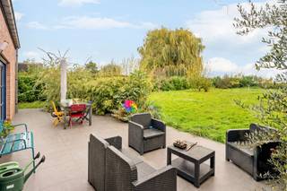 Te koop: prachtige villa met 3 slaapkamers en tuin in EstaimpuisOp een rustige en groene toplocatie in Estaimpuis bevindt zich deze charmante alleenstaande villa op een perceel van bijna 1.100 m². Met 3 ruime slaapkamers, een garage en een prachtige tuin met open uitzicht combineert deze woning ruimte, comfort en privacy!Wat maakt deze woning uniek?Via de inkomhal met stijlvolle open trap bereikt u de lichtrijke leefruimte met gezellige zithoek en eetplaats. Aansluitend bevindt zich de ingerichte keuken. Verder beschikt het gelijkvloers over een afzonderlijk gastentoilet, een vestiaire, een praktische wasruimte en een inpandige garage. Op de eerste verdieping bevinden zich 3 volwaardige slaapkamers, waarvan één met een private dressing, en een ruime badkamer.Buiten geniet u van een groot terras en een prachtige, ruime tuin, waar het open uitzicht over de omliggende velden zorgt voor een heerlijk gevoel van rust en vrijheid. Daarnaast beschikt de eigendom over een gemotoriseerde toegangspoort en private parkeergelegenheid, waardoor u geniet van extra comfort en privacy.De uitstekende ligging vormt een bijkomende troef: rustig en groen wonen, terwijl winkels, scholen en andere voorzieningen zich in de nabije omgeving bevinden.Voor wie is dit ideaal?Ideaal voor mensen die op zoek zijn naar een ruime alleenstaande villa met 3 slaapkamers, garage en een grote tuin op een rustige ligging in Estaimpuis.Te koop via Immo Beguin, jouw vastgoedexpert sinds 2009, met kantoren in Ronse, Waregem, Kortrijk, Deinze, Doornik, Lessines, Moeskroen en Nieuwpoort.
