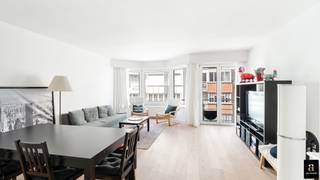 Mooi vakantieappartement uitstekend gelegen in het centrum van het Zoute, dit op enkele passen van het Driehoeksplein in een zijstraat van de...