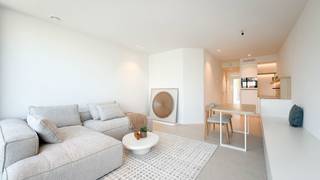 <p><strong>Stijlvol en instapklaar nieuwbouwappartement op toplocatie in hartje Knokke...</strong></p>
<p>Laat je betoveren door dit recent opgeleverde appartement, gelegen op een unieke locatie in het bruisende centrum van Knokke, met een open zicht en directe blik op het levendige Van Bunnenplein. Een echte parel voor wie comfort en verfijning weet te waarderen.</p>
<p>Indeling: Elegante inkomhal met gastentoilet en praktische berging. De lichtrijke leefruimte is een toonbeeld van klasse: een sfeervolle woonkamer, volledig bemeubeld met maatwerk van topkwaliteit, sluit naadloos aan op een luxueus afgewerkte open keuken, ontworpen tot in de kleinste details.</p>
<p>De 2 slaapkamers zijn eveneens uitgerust met ingebouwde kasten en ademen rust en stijl uit. De zorgvuldig gekozen materialen en harmonieuze inrichting creëren een tijdloze, exclusieve sfeer waarin het heerlijk thuiskomen is. 1 Afzonderlijke, luxueus ingericht badkamer. Beide kamers geven uit op een terras aan de achterzijde.</p>
<p>Extra troeven: Energiezuinige vloerverwarming via warmtepomp en private kelderberging.<br />Verkoop onder BTW-stelsel.</p>
<p>Een uitzonderlijke kans voor wie op zoek is naar kwaliteit, comfort én een topligging in Knokke.</p>
