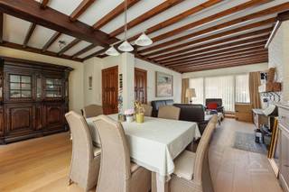 <h3><span>Te renoveren rijwoning met garage en uitbreidingsmogelijkheden op toplocatie te Kontich</span></h3><p><span>Bent u op zoek naar een renovatieproject dat u volledig naar eigen smaak kan afwerken? Dan is deze rijwoning aan het Nakkersgoed 24 te Kontich een unieke opportuniteit.</span></p><p><span>Gelegen in een rustige en gegeerde woonwijk biedt deze woning een uitstekende basis voor wie zijn droomwoning wil realiseren. <br />Bovendien beschikt de woning over een gezellig tuintje én een aparte garagebox, gelegen om de hoek in de Helenaveldstraat.</span></p><p><span>Een extra troef is de ruime zolderverdieping, die tal van mogelijkheden biedt. <br />Hier kan u bijvoorbeeld </span><span>twee volwaardige slaapkamers</span><span> creëren of kiezen voor </span><span>één royale master bedroom met een extra badkamer</span><span> (onder voorbehoud van de nodige vergunningen en technische haalbaarheid).</span></p><h3><span>Troeven</span></h3><p><span>Topligging in een rustige woonwijk<br />Totaal te renoveren naar eigen smaak<br />Gezellig tuintje<br />Aparte garagebox in de Helenaveldstraat<br />Ruime zolder met mogelijkheid tot 2 extra slaapkamers of een master bedroom met extra badkamer<br />Veel renovatie- en uitbreidingspotentieel<br />Vlotte verbinding naar Antwerpen, winkels, scholen en openbaar vervoer</span></p><p><span> </span></p><p><span> </span></p><p><span>Renovatieplicht van toepassing.</span></p><p><span> </span></p><p><span>Gratis schatting van uw eigendom? Aarzel niet om ons te contacteren.</span></p><p><span> </span></p><p><span> </span></p><p><span>Jens Urbain</span></p><p><span><span>Jens@home4you.be</span></span></p><p><span>+32 467 013 655</span></p><p><span>7/7 bereikbaar</span></p><p><span>BIV 516 742</span></p>