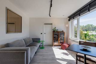 Het stadsleven ervaren én toch groen wonen? Dat kan!
Dit volledig vernieuwd appartement (2023) bevindt zich op fietsafstand van het bruisende centrum van Gent en is idyllisch gelegen in het groen, naast een stadspark waar u ook voldoende parkeergelegenheid hebt.
De vele raampartijen en 2 terrassen zorgen niet alleen voor veel lichtinval en 'groenzicht' maar geven een aangenaam open en ruimtelijk gevoel.
Gezien de recente renovatie bent u ook verzekerd dat alles in orde is op vlak van technieken, veiligheid en energiezuinigheid. Elektriciteit conform, asbestvrij, EPC label B.
Het appartement omvat: inkomhal, apart toilet, keuken met terras, berging met aansluiting voor wasmachine, leefruimte, slaapkamer met ensuite badkamer en terras.
Verder heeft u in de kelder nog 2 privatieve kelderbergingen met elektriciteit en kan u gebruik maken van een ruime gemeenschappelijke fietsenberging.
Vrij bij akte