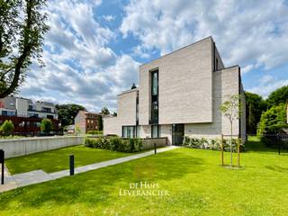 In een, recent opgeleverd, kleinschalig nieuwbouwproject wacht dit verfijnde appartement op een nieuwe eigenaar die comfort, sereniteit en kwaliteit belangrijk vindt. Hoewel dit appartement gloednieuw is, geniet u van het voordeel van aankoop onder het gunstiger tarief van registratierechten, een unieke opportuniteit voor wie waarde hecht aan intelligent investeren.
Bij het betreden van dit appartement ervaart u meteen de aangename rust, het overvloedige licht en de sublieme afwerking. De ruimtes ademen een gevoel van luxe en ingetogen klasse uit. De leefruimte is uitzonderlijk licht dankzij grote raampartijen die naadloos aansluiten op een royaal terras. Een privéplek waar binnen en buiten harmonieus in elkaar overvloeien. Hier geniet u in alle rust van een glaasje wijn, een goed boek of een verfijnde lunch in het zonnetje.
De twee volwaardige slaapkamers bieden u alle nodige comfort met ruimte voor logerende (klein)kinderen of als extra stijlvolle bureauruimte. De badkamer en keuken zijn hoogwaardig ingericht, met aandacht voor esthetiek en duurzame materialen, subtiele luxe zonder overdaad.
In de kelder vinden we nog een berging en staanplaats, deze zijn inbegrepen in de prijs.
Als kers op de taart beschikt het gebouw over een uitgestrekte gemeenschappelijke tuin, professioneel aangelegd en perfect onderhouden. Een groene oase die rust en privacy uitstraalt, en waar het heerlijk wandelen is.
De ligging is een absolute troef: discreet en residentieel, maar toch vlot bereikbaar. In de directe omgeving vindt u kwaliteitsvolle winkels, zorgvoorzieningen, gastronomie en culturele uitstapjes.
Dit appartement is de ideale woonoplossing voor wie op zoek is naar een zorgeloos, stijlvol en comfortabel leven, en dit in een omgeving die rust én verfijning uitstraalt.
Beleef het zelf. Contacteer ons voor een exclusief bezoek – en ontdek wat het betekent om écht thuis te komen.
EPC : -3 kWh/m2 (Label A+)
Stedenbouwkundige inlichtingen in aanvraag
Waterinfo : P-Score = D, G-Score = D
Dit is niet wat je zoekt ? Al gehoord van AANKOOPBEGELEIDING ? Wij zoeken, bezoeken en onderhandelen mee met jou voor eigendommen die worden aangeboden door particulieren, andere makelaars of eigendommen die zelfs (nog) niet te koop staan?
Vraag meer informatie over aankoopbegeleiding via welkom@dehuisleverancier.be of 0489/069.000
Verkoopsconcept BEZOEK- en BIEDMOMENT
Bezoeken zijn mogelijk op zaterdag 28 juni van 09u00 tot 12u00.
De verkoop sluit af op het BIEDmoment, woensdag 02 juli 2025 om 12u00, dan worden de enveloppes met biedingen geopend. Het volledig reglement van het Bezoek- en Biedmoment krijg je bij een bezoek ter plaatse.
Opgelet, de aangegeven prijs is een richtprijs en je kan deze woonst enkel op afspraak bezoeken (mail via welkom@dehuisleverancier.be of bellen/sms/whatsapp op het telefoonnummer 0489/069.000 of rechtstreeks via website www.dehuisleverancier.be).
de Huisleverancier : Persoonlijk, voor iedereen Service, Kwaliteit en Vertrouwen !