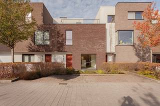 Deze fantastisch gelegen instapklare woning heeft heel veel te bieden! <br /><br />Gebouwd in 2014, dus volledig in orde op vlak van technieken en energiezuinigheid (Lage EPC B - 106kwh). Verder gebeurde de afwerking met tijdloze materialen zoals eiken parket, aluminium ramen en een kwalitatieve Bulthaup keuken met Miele toestellen.<br /><br />Topligging nabij het stadscentrum en omgeven door groen (Bourgoyen-Blaarmeersen-Watersportbaan). Door de ligging tussen de kleine ring en de R4 is de site ook ten allen tijde perfect bereikbaar met de auto, fiets of bus. Verder zijn er voldoende winkels op wandelafstand.<br /><br />De woning omvat: inkomhal met toilet, eetplaats, keuken, berging, leefruimte, nachthal met toilet, 3 slaapkamers, 2 badkamers waarvan één ensuite bij de master bedroom. Deze laatste heeft niet alleen een eigen badkamer maar ook een extra ruimte die kan dienen als bureau of dressing en ten slotte nog een zolderberging. Verder ook veel buitenruimte waaronder een tuin van 65m² en een zuidgericht dakterras van 18m².<br /><br />U kan een vaste staanplaats op het afgesloten terrein bijkopen aan 25 000 euro.<br /><br />Vrij bij akte.