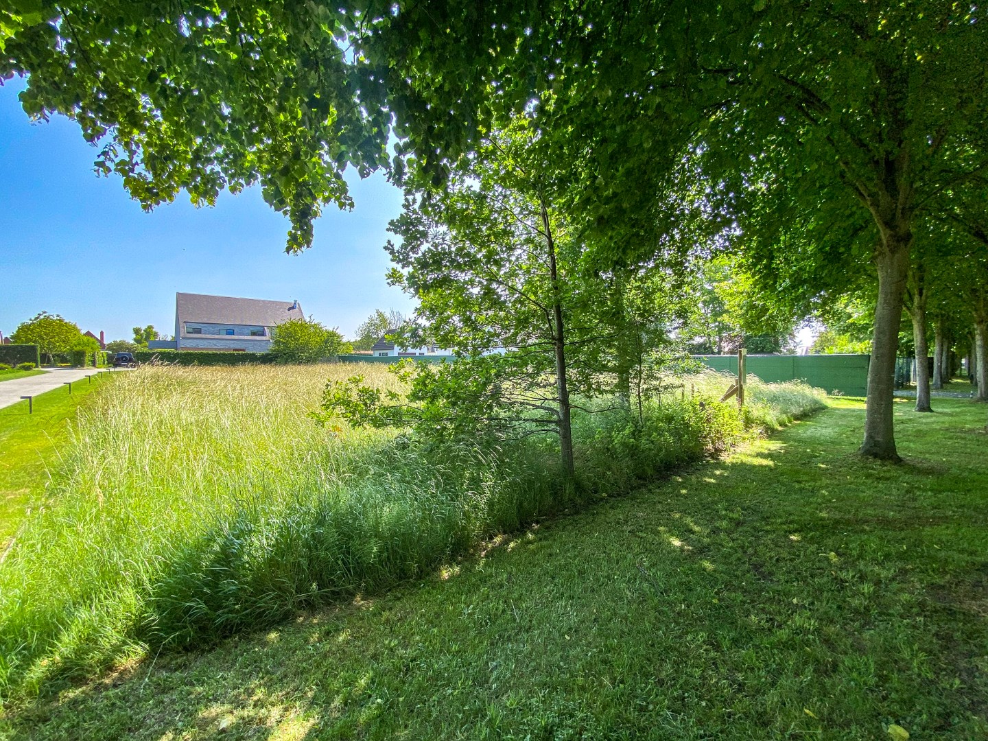 Ruim perceel van 1064 m² in residentiële wijk bestemd voor open bebouwing te Oostduinkerke (Koksijde). - foto 5
