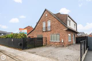 In Sint-Katelijne-Waver bevindt zich deze gerenoveerde open bebouwing op een gunstige locatie, op korte afstand van het station, scholen, winkels en de fietsostrade. Dankzij deze centrale ligging geniet u van een vlotte bereikbaarheid en bevinden tal van voorzieningen zich binnen handbereik. De woning werd gerenoveerd in 2014 en combineert een praktische indeling met aangenaam wooncomfort.<br />Op het gelijkvloers verwelkomt de inkomhal u met een apart gastentoilet. Verder beschikt deze verdieping over een bureau, een gezellige woonkamer, een keuken en een praktische berging/wasplaats. Vanuit de woning heeft u toegang tot de tuin met terras, waar u in alle rust kunt genieten van het buitenleven.<br />De eerste verdieping omvat een nachthal, drie volwaardige slaapkamers, een aparte dressing en een badkamer uitgerust met een douche, dubbele lavabo en toilet. Op de tweede verdieping bevindt zich bovendien een ruime bergzolder, ideaal als extra opbergruimte.<br />Deze woning vormt een uitstekende opportuniteit voor wie op zoek is naar een comfortabele gezinswoning met tuin, een praktische indeling en een uitstekende ligging in Sint-Katelijne-Waver.<br />EPC : 332 kWh/m²j - D-label<br />Voor meer informatie en/ of bezoekaanvraag, contacteer Bob 0476/098485 of bezoek onze website www.Boonstravastgoed.be