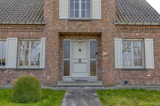 Dit charmant te renoveren huis in de Astridlaan te Assebroek biedt een unieke kans voor wie op zoek is naar comfortabel wonen met uitbreidingsmogelijkheden. De woning bevindt zich op een vlot bereikbare locatie, dicht bij winkels, scholen en belangrijke invalswegen richting Brugge en omliggende gemeenten.Bij het betreden van de woning valt meteen het praktische karakter op: alle ruimtes bevinden zich op het gelijkvloers, wat zorgt voor optimaal wooncomfort en een toegankelijke indeling. De lichtrijke leefruimte sluit mooi aan op de andere woonvertrekken en creëert een aangename sfeer waarin het heerlijk vertoeven is.Het huis beschikt bovendien over een ruime zolderverdieping die tal van mogelijkheden biedt. Wie extra slaapkamers, een hobbyruimte of een bureau wenst te creëren, kan deze ruimte eenvoudig omvormen naar eigen wensen en noden. Een bijkomende troef is de aanwezige garage, die zorgt voor extra comfort en praktische bergruimte. Indeling: - Inkomhal - Gastentoilet- Leefruimte - Keuken- Aparte inkomhal- Berging- Slaapkamer 1 (17 m²) - Slaapkamer 2 (10 m²) - Slaapkamer 3 (11,5 m²) - Badkamer- GarageZolderruimte bereikbaar via vaste trap (mogelijkheid tot extra kamers) De eigendom wordt aangeboden via de Power-sale formule. Van 27/03/2026 om 16:00 tot 22/04/2026 om 18:00 kan u de woning op afspraak komen bezichtigen en een bod uitbrengen. De vermelde prijs is een instelprijs. Voor meer info, gelieve contact op te nemen met de dossierverantwoordelijke.