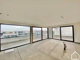 Dit prachtige penthouse in het hart van Ieper biedt een luxueuze en comfortabele leefruimte met een adembenemend uitzicht op de historische stad. Gelegen op de bovenste verdieping van het nieuwbouwcomplex "INFINITY", is dit appartement voorzien van alle gemakken en luxe die men zich kan wensen.<br />ONTDEK HET PENTHOUSE VIA: https://youtu.be/KutFqCYqkxU<br />Bij binnenkomst in het appartement wordt u verwelkomd door een ruime hal met toegang tot de lift die direct naar het penthouse leidt. De private lift brengt u naar de privé-ingang van het appartement, waardoor u direct binnenkomt in de lichte en luchtige woonkamer. De woonkamer is voorzien van grote ramen die uitkijken op het terras, waardoor er veel natuurlijk licht binnenkomt en een prachtig uitzicht op de omgeving.<br />Het terras strekt zich uit over de gehele lengte van het appartement en biedt voldoende ruimte om te genieten van de zon en het uitzicht. Het terras is perfect voor het organiseren van diners en feestjes in de buitenlucht, of gewoon om te ontspannen en te genieten van de rust en stilte.<br />Het appartement beschikt over twee ruime slaapkamers, elk met een eigen badkamer. De slaapkamers zijn voorzien van grote ramen en bieden uitzicht op de omliggende tuinen en de stad. De badkamers zijn modern en luxueus ingericht, met hoogwaardige afwerkingen en voorzieningen.<br />Kortom, dit penthouse appartement is een unieke kans om te wonen in een van de meest gewilde locaties in Ieper, en biedt een perfecte combinatie van luxe, comfort en gemak.<br />Extra: mogelijkheid om een garage of standplaats aan te kopen