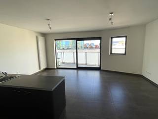 Dit modern appartement biedt een comfortabele en hedendaagse woonomgeving. U komt via de inkomhal binnen in een ruime en lichtrijke leefruimte...